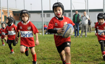 La giornata del Minirugby Lombardo non poteva essere più bella per i giocatori e per i genitori della U8. Tante, tantissime le squadre presenti, bambini di tutte le età e magliette di tutti i colori hanno riempito i campi da rugby.